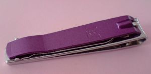 COUPE ONGLES violet