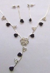 PARURE ROSES NOIR STRASS BLANC